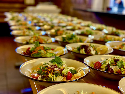 Herbstsalat mit Senfdressing und Kürbisstreifen