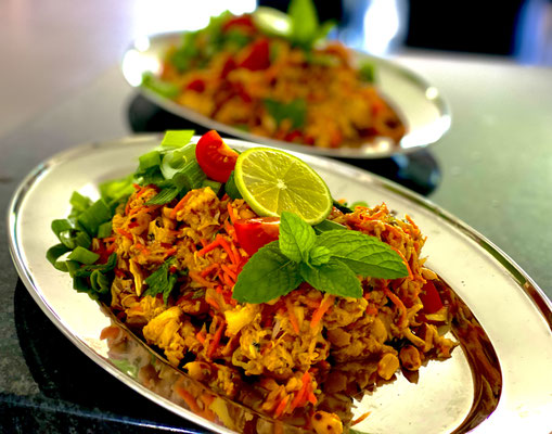 Minced Pork Salad Thai, thailändischer lauwarmer Schweinefleisch salat mit frischer Pfefferminz im Papaytopf zerstossen und zubereitet.