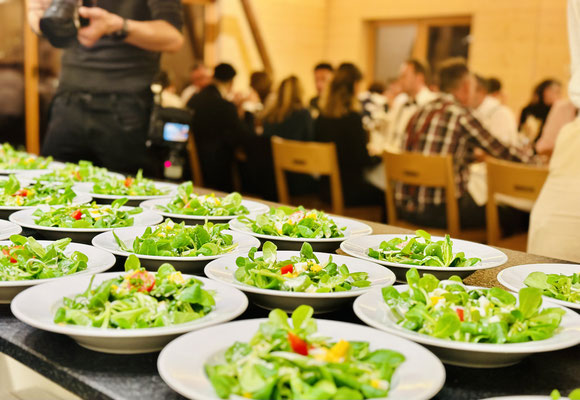Salatteller mit Nüsslisalat und Ei, French Dressing