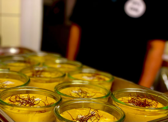 Kokos-Kürbus Suppe im Weckglas mit Chiliflocken und Kokoscreme feine Vorspeisen und Ideen für deine Hochzeit