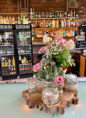 Getränke, Cocktails und feines Essen vor Ort kombinieren egal ob ein Firmenevent oder eine private Feier wie eine Hochzeit