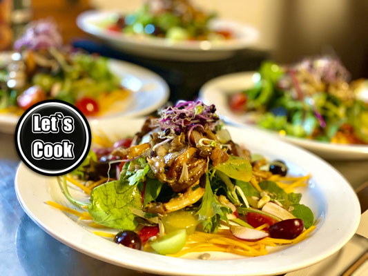 Herbstsalat mit Steinpilzen, Kürbis, Sprossen und Trauben an Trüffeldressing...lecker...