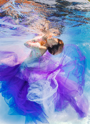 (C) Foto: Konstantin Killer, Unterwasser Model Shooting im Pool