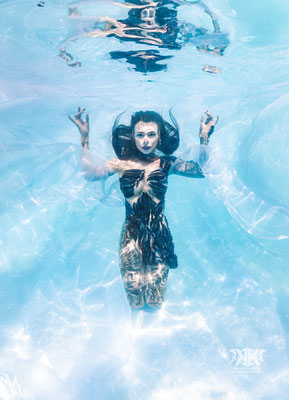 (C) Foto: Konstantin Killer, Unterwasser Model Shooting im Pool