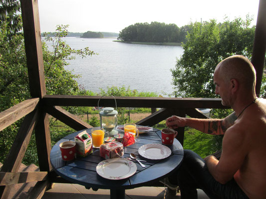 Frühstück am See in Trakai...