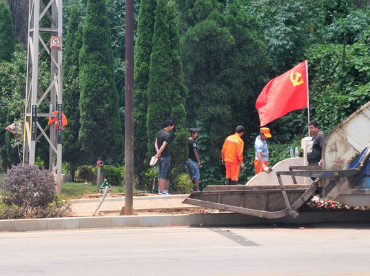 L'emblème du PCC est la faucille et le marteau. Le drapeau du PCC est de couleur rouge, orné de l'emblème dorée du Parti. Province du Guangxi, Chine 2017 ©AYMERICH Michel
