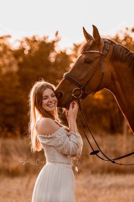 Fotoshooting mit Jumpsuit und Maxirock 