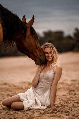 Kleid mit Spitze und Pferd