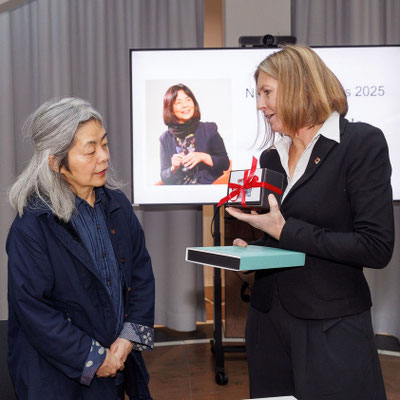 Bürgermeisterin Britta Gövert und Yoko Tawada bei der Preisübergabe