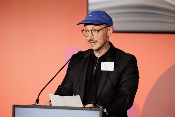 Juryvorsitzender Jörg Albrecht trägt die Jurybegründung vor
