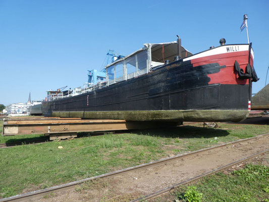 WILLI auf der Helling der Erlenbacher Schiffswerft (© 18.09.2020 Günther B.)