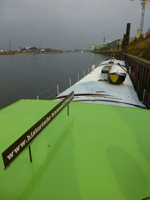 Liegeplatz im Hafenkanal Duisburg im Hintergrund die Schleuse Duisburg-Meiderich