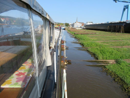 WILLI wird am 18.9.2020 mit 4 Hellingwagen aus dem Wasser gezogen © Uwe M.