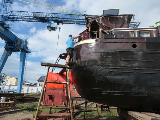 WILLI auf der Helling der Erlenbacher Schiffswerft (© 17.06.2026 Günther B.)
