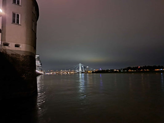 Köln bei Nacht: Rheinbastion, Kranhäuser und Severinsbrücke (© Andy R. 17.09.2025)