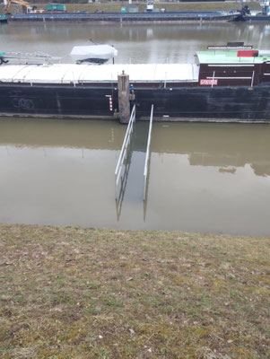 Bermenweg und Steg unter Wasser (© Februar 2026 Oliver G.)