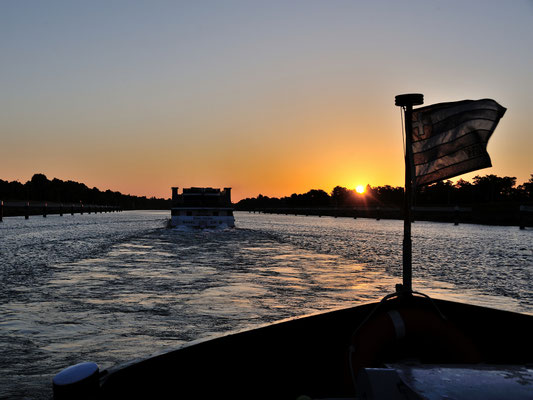 Sonnenaufgang im Unterwasser der Schleuse Gambsheim (Grand Canal d'Alsace) 15.06.2014 05:39 © EvO-X