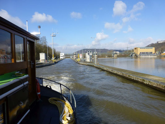 Schleuse Heubach, Oberwasser, sowie Stauwehr und Kraftwerk Heubach