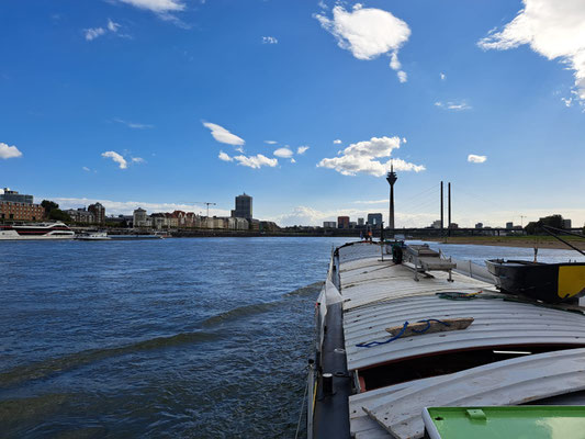 Rheinkniebrücke und Rheinturm Düsseldorf (© 16.09.2025 Andy R.)