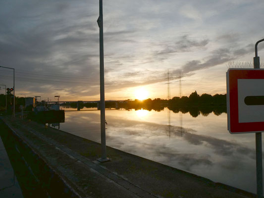 Sonnenuntergang Schleuse Mühlheim Oberwasser © GB 22.05.2022 19:57