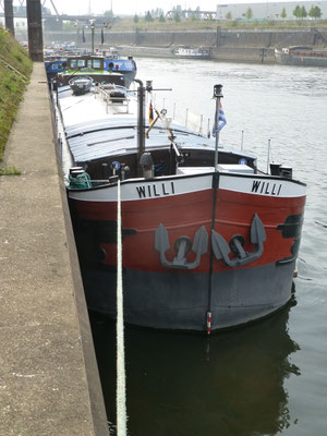 Liegeplatz im Hafenkanal Duisburg