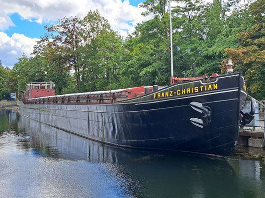 Gütermotorschiff FRANZ-CHRISTIAN im Oberwasser des  Historischen Schiffshebewerks Henrichenburg von 1899 (© 13.09.2025 Andy R.)