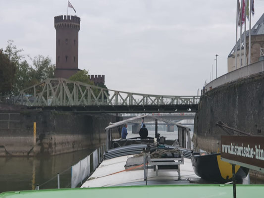 Start zur 4. Etappe im Rheinauhafen Köln mit Drehbrücke und Malakoffturm [© Andy R. 15.09.2022]