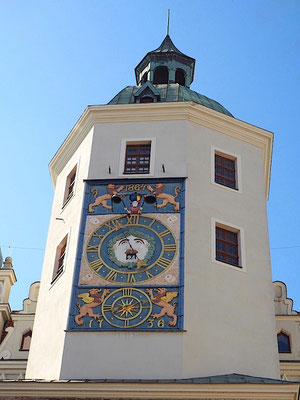 die schöne Turmuhr schlägt die Stunde im Innenhof