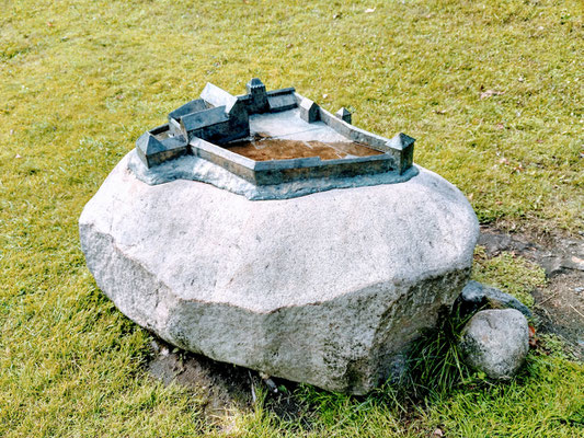 Nachbildung der Burg wie sie einmal war, aus Metall auf einem Brocken