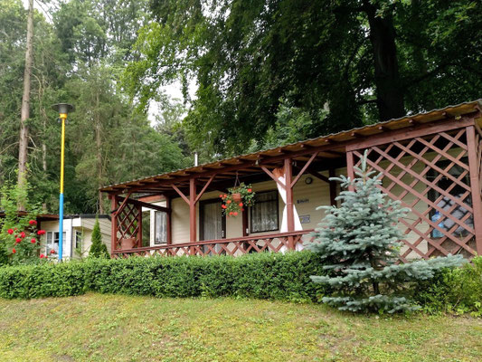 fast jedes der Holzhäuser verfügt über eine überdachte Terrasse