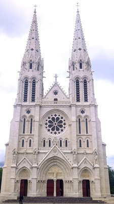 die Kirche Saint-André, außen fast weiß