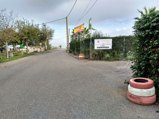 rechts der Eingang zum Stellplatz, gerade aus in 100 m das Meer mit Strandbar im Sommer