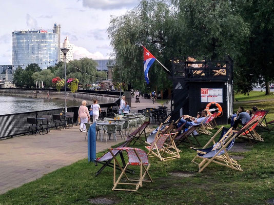 Deckchairs sind auch am Flussufer in Tartu beliebt