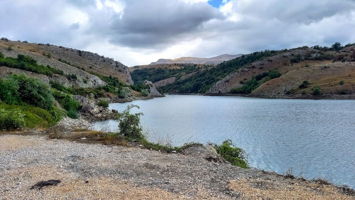 ein Stausee unterwegs, nicht auf dem Bild ist die Badestelle für Mutige