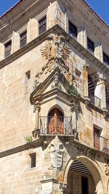 Detail eines Palastes neben der Kirche