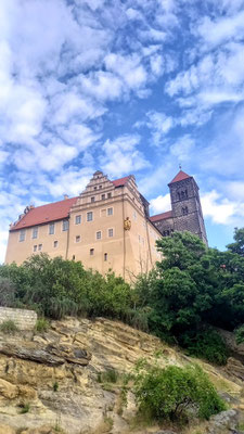 das Schloss wurde auf Felsen gebaut