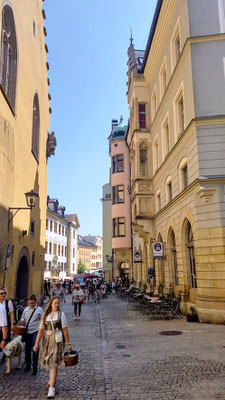 manche Frau trägt Tracht auch ohne offiziellen Anlass