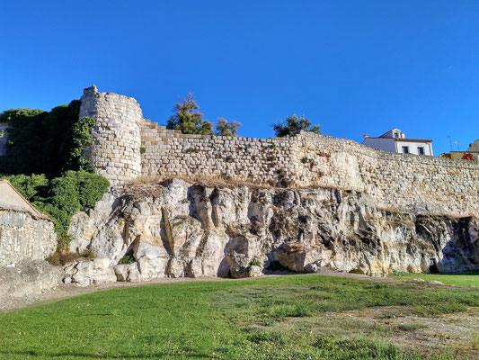 Stadtmauer errichtet auf Felsen