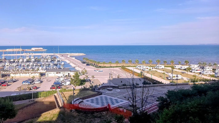 links der Club Nautico, rechts der Stellplatz 