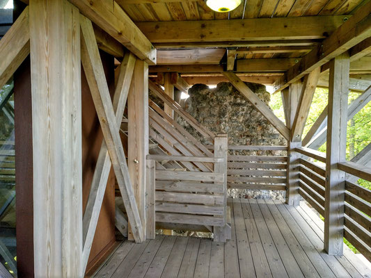 neues Treppenhaus und Stützen aus Holz im Turm