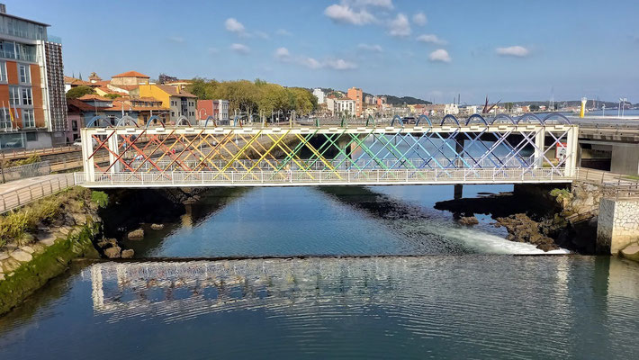 Brücke mit farbenfrohem Geländer 