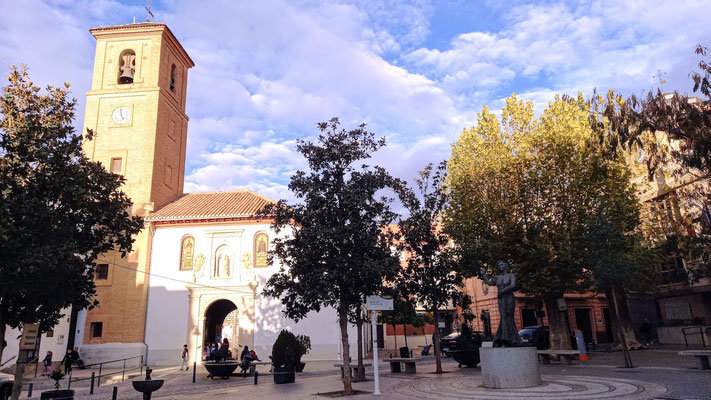 der Rathausplatz mit der Statue