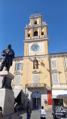 Sonnenuhr auf der Piazza Garibaldi