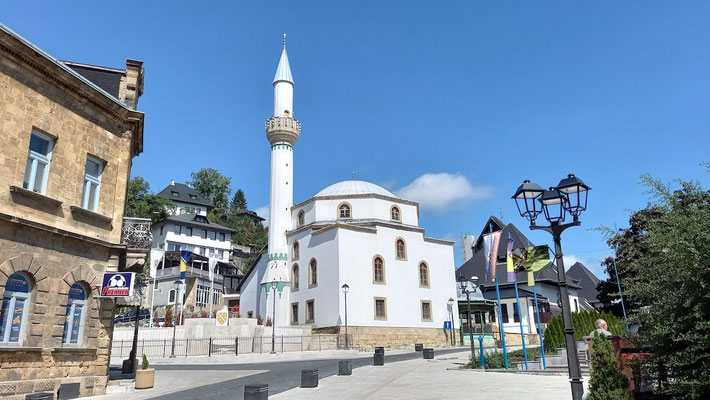 Moschee mit Minarett im unteren Zentrum von Jajce