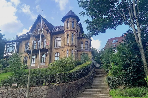 das Gebäude der Dänischen Botschaft liegt auf dem Weg nach oben