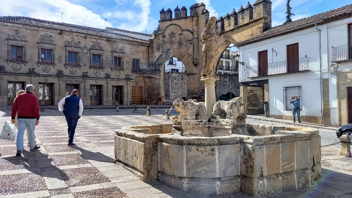 Löwenbrunnen auf der Plaza de Pópulo
