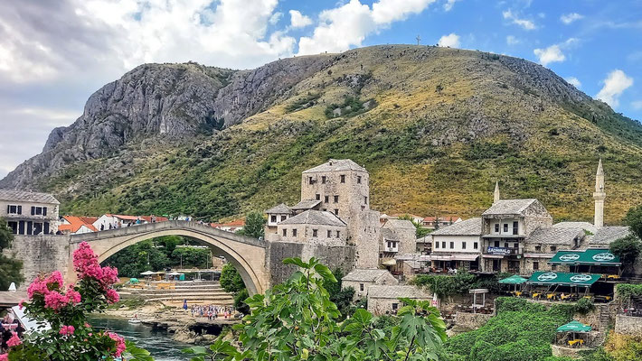 die Stari Most über dem Fluss Neretva, Anziehungspunkt für Massentourismus