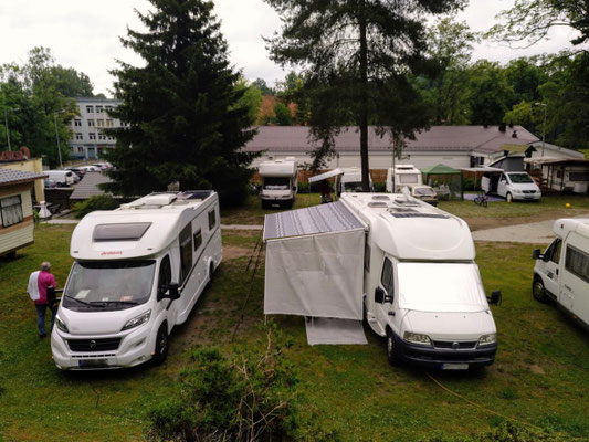 der Platz ist terrassenförmig angelegt, im unteren Teil finden auch größere Wohnmobile genügend Platz