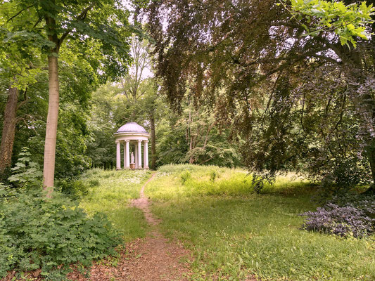 Pavillon in der Landschaft ohne jegliche Inschrift über wer und von wem