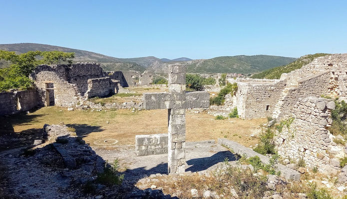 das steinerne Kreuz am höchsten Punkt